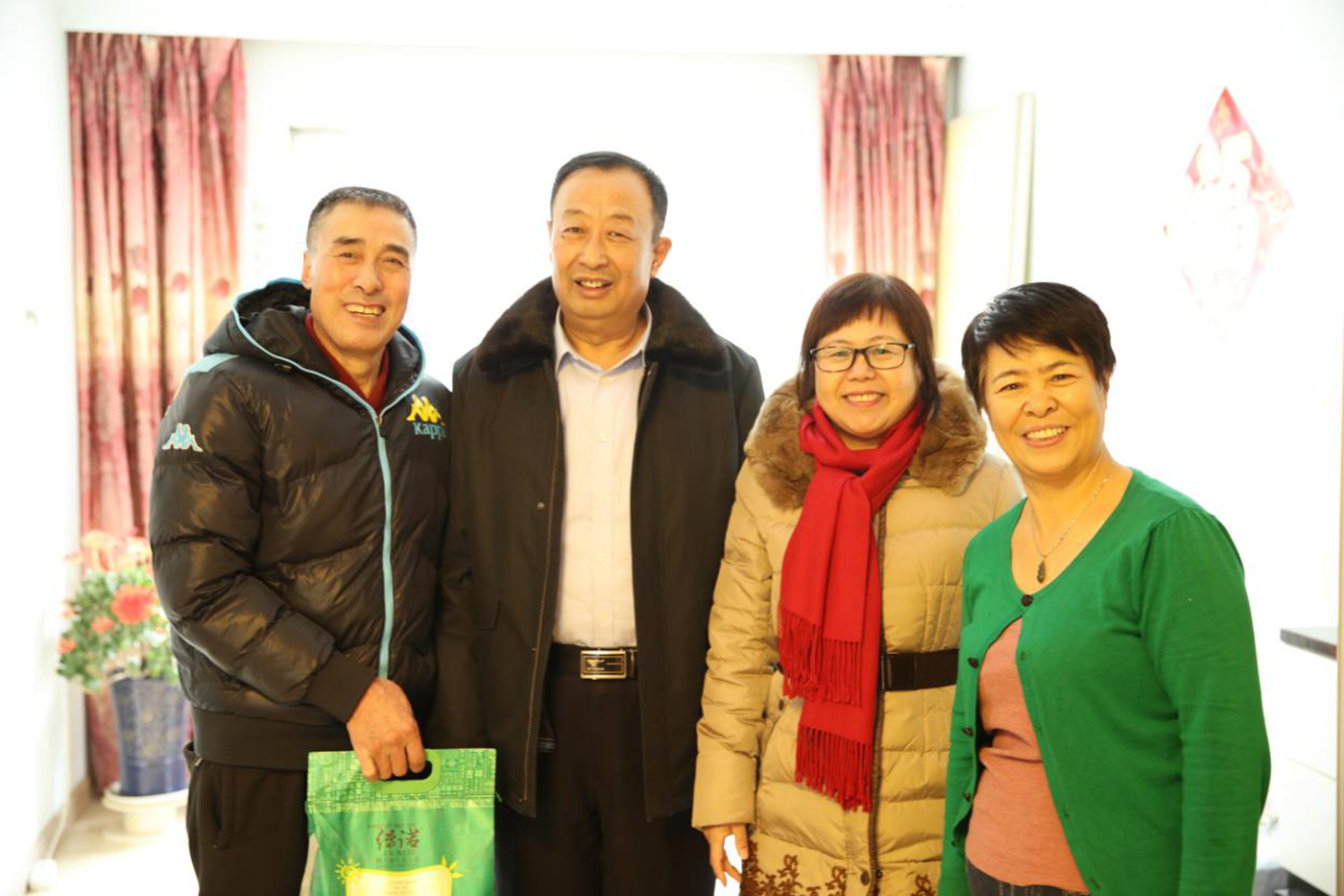 遼寧鑫豐礦業(yè)（集團(tuán)）有限公司黨支部、工會(huì) 春節(jié)前夕看望員工及家屬