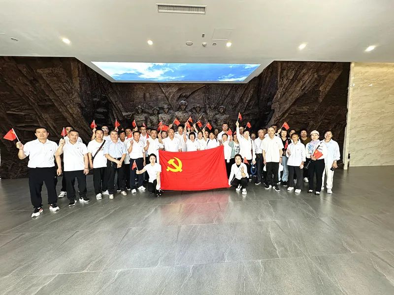 調(diào)兵山市兀術(shù)街村黨總支、鑫豐礦業(yè)黨支部聯(lián)合開(kāi)展“學(xué)黨紀(jì) 增定力 憶初心 強(qiáng)黨性”慶祝建黨103周年活動(dòng)