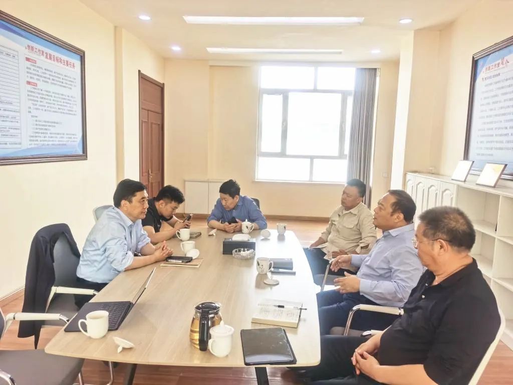 中國(guó)礦業(yè)大學(xué)（北京）煤炭研究院院長(zhǎng)、原副校長(zhǎng)、國(guó)家清潔能源與安全應(yīng)急科技產(chǎn)業(yè)園董事長(zhǎng)范中啟教授應(yīng)邀到鑫豐集團(tuán)調(diào)研交流